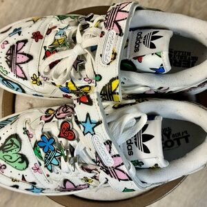 adidas Originals x Jeremy Scott Forum 84
Low sneakers in all over print